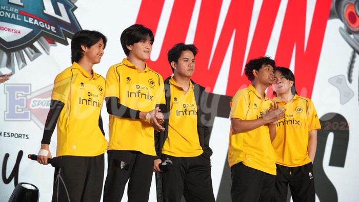 Tim Onic merayakan kemenangan setelah Onic lolos Knockout Stage MSC 2026