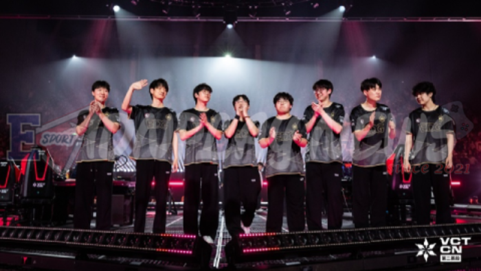 Tim esports merayakan momen EDward Gaming lolos Champions 2026