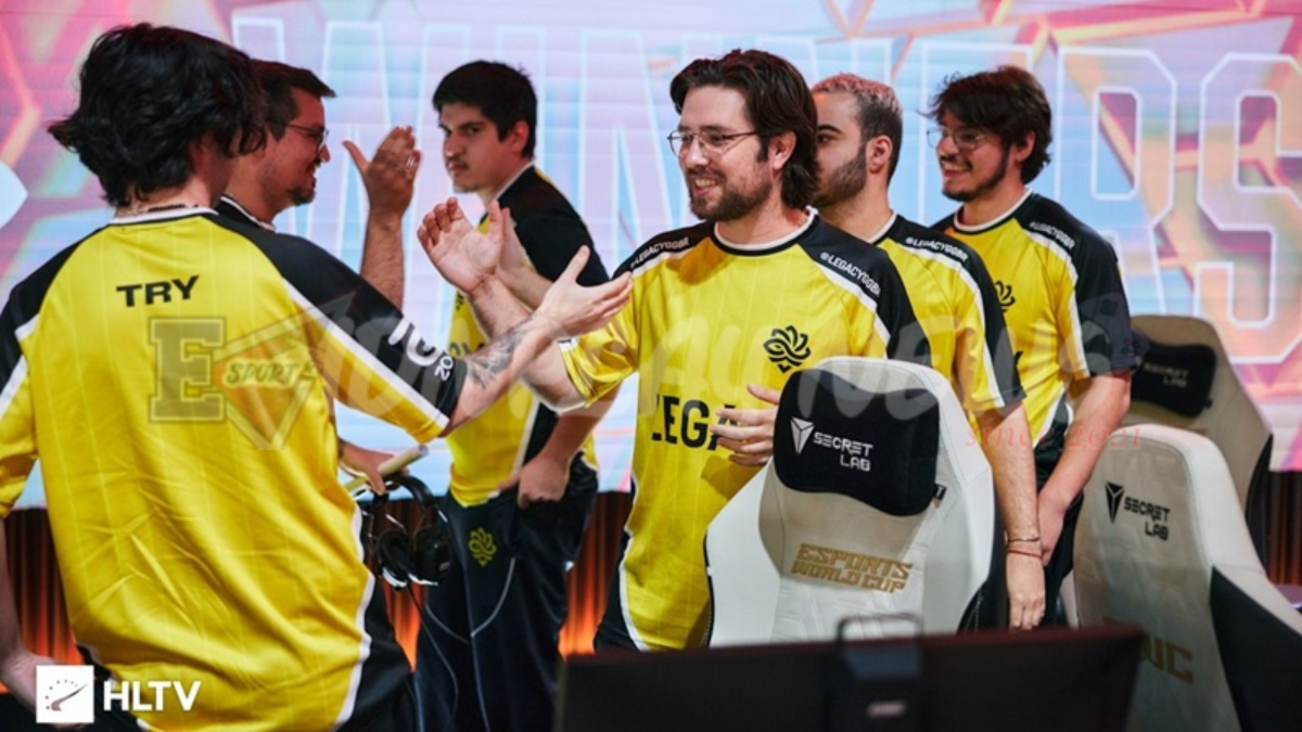 Tim esports merayakan kemenangan Legacy vs Falcons EWC di atas panggung turnamen