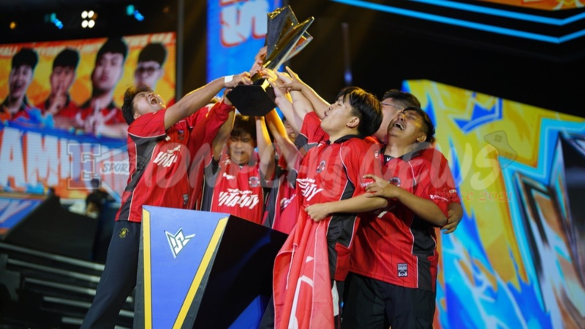 Trofi juara ditampilkan di panggung menggambarkan momen Bigetron juara FFWS SEA