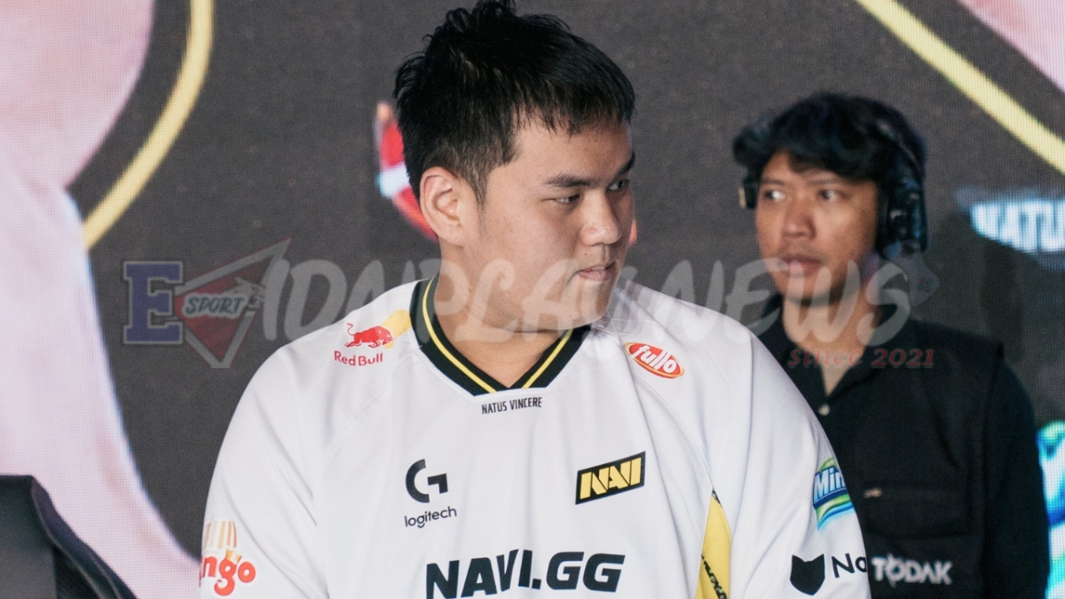 Pemain esports Indonesia muda berbaju jersey NAVI.GG putih di panggung kompetisi untuk pemain wajib dipantau playoff MPL ID Season 18 Mobile Legends terbaik