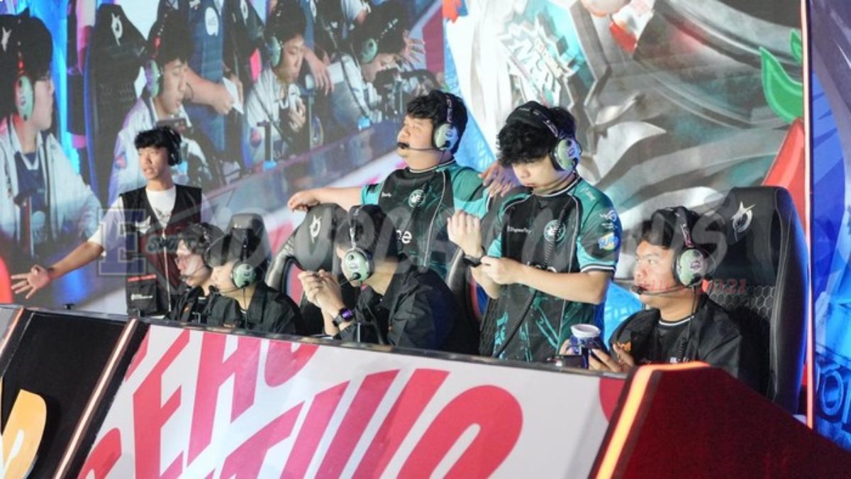 Analis esports memantau laptop di studio sesuai jadwal MPL ID S18 hari ini